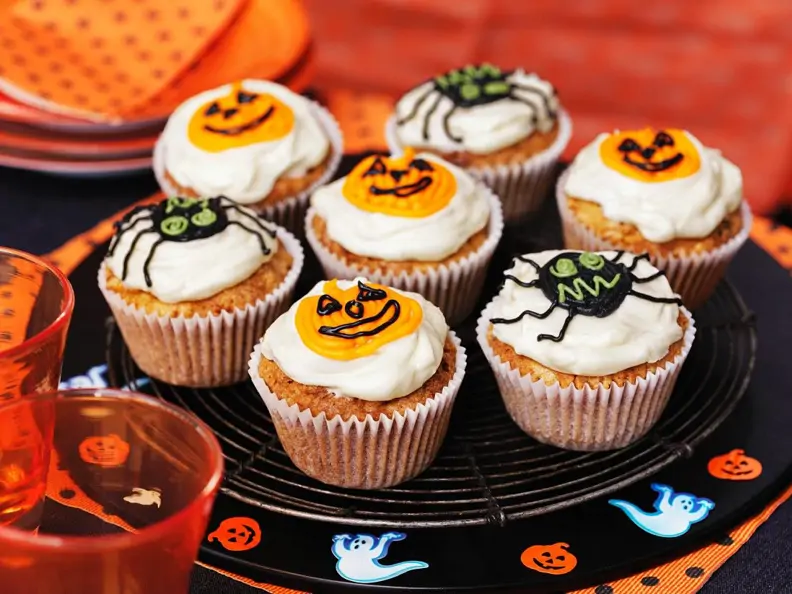Cupcakes mit Halloween-Verzierung