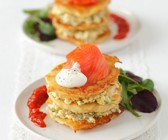 Kartoffeltürmchen mit Eiersalat und Räucherlachs