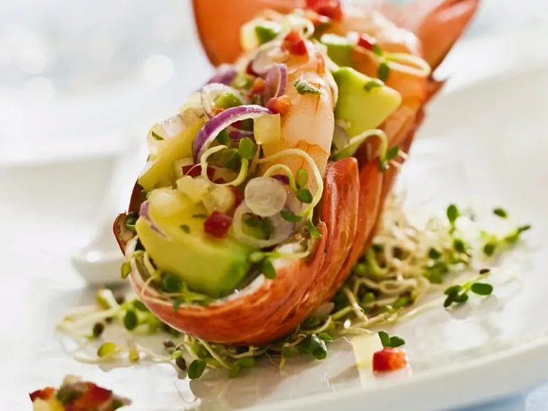 Hummer gefüllt mit Avocado-Garnelen-Salat auf Sprossen