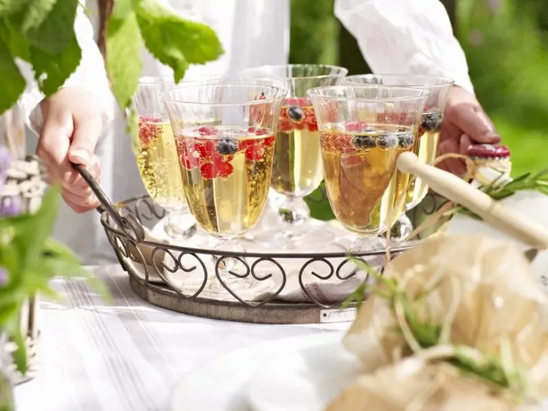 Weinbowle mit frischen Beeren