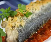 Gratinierte Markrele auf Tomatensauce