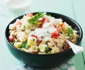 Risonisalat mit Gurke, Avocado, Tomate und Koriander