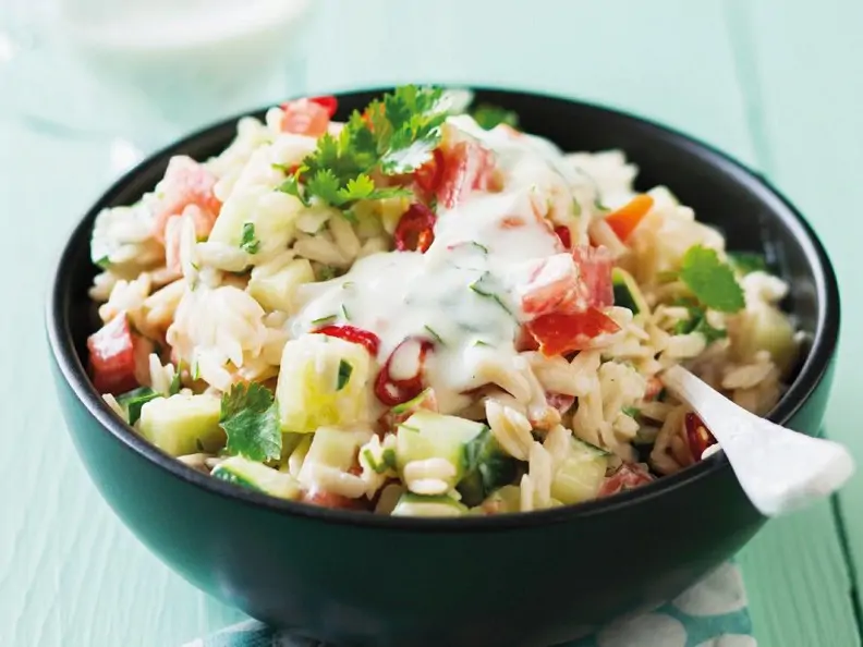 Risonisalat mit Gurke, Avocado, Tomate und Koriander