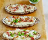 Kleine Roggen-Flammkuchen mit Schnittlauchröllchen