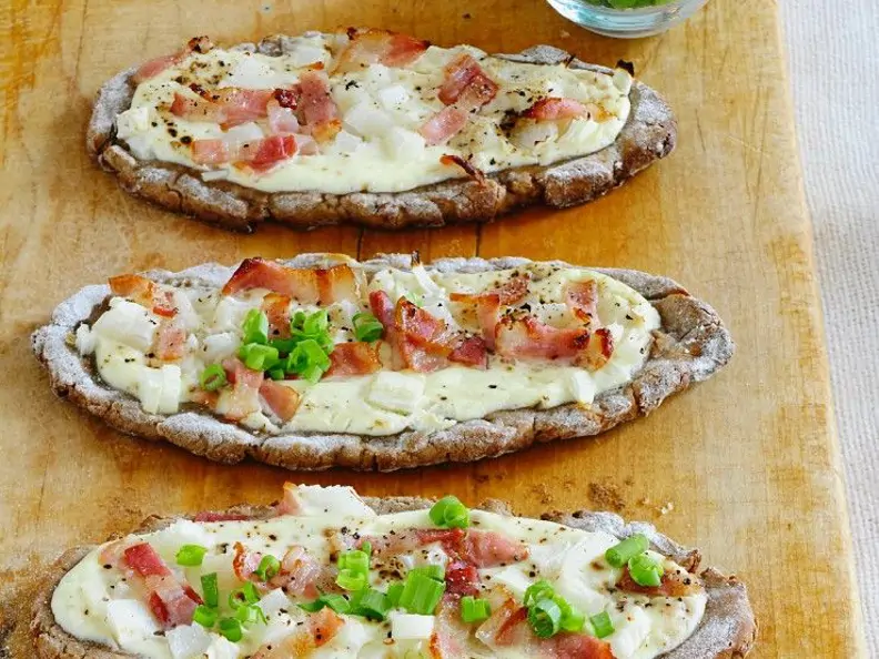 Kleine Roggen-Flammkuchen mit Schnittlauchröllchen