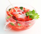 Alkoholfreie Erdbeerbowle mit Waldmeister