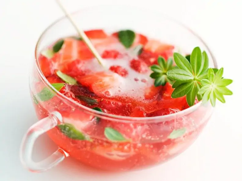 Alkoholfreie Erdbeerbowle mit Waldmeister