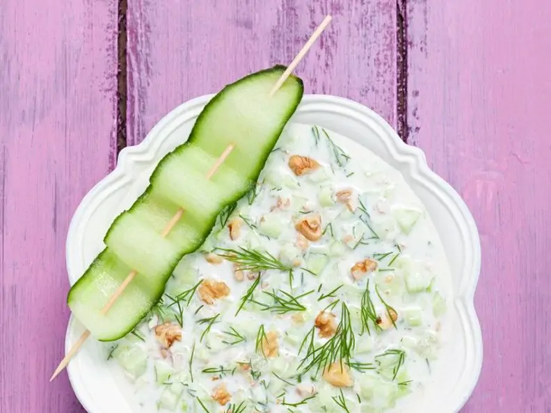 Kalte Gurkensuppe mit Walnüssen
