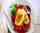 Kartoffelnocken auf Erdbeer-Rhabarber-Sauce