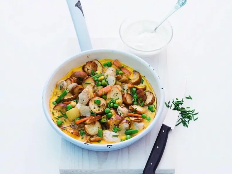 Omelett mit Brezel, Geflügel und Gemüse