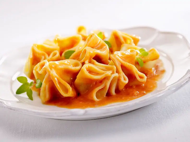 Fagottini mit Ricotta und Tomate