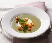 Brennesselsuppe mit Sauerrahm