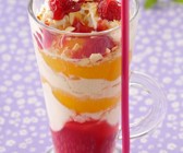 Pfirsichdessert im Glas mit Himbeeren