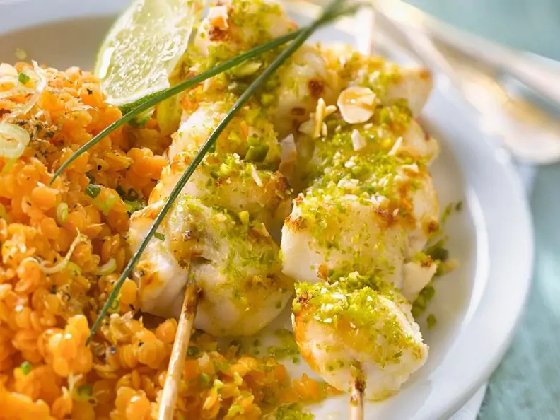 Seeteufelfilet auf Spießen und Linsensalat