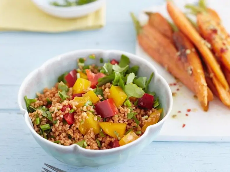 Paprika-Bulgursalat mit Möhren