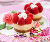 Kleine Himbeer-Käseküchlein