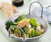 Reisnudelsalat mit Spinat und Feta