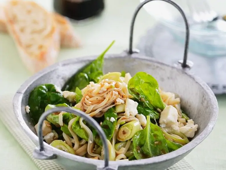 Reisnudelsalat mit Spinat und Feta