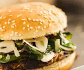 Burger mit Bohnen-Frikadelle, Spinat und Parmesan