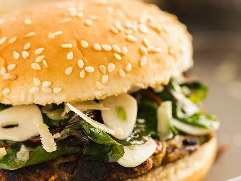 Burger mit Bohnen-Frikadelle, Spinat und Parmesan