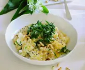 Bärlauchrisotto mit Ricotta und Pinienkernen