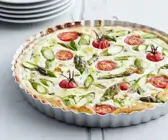 Ricotta-Tarte mit grünem Spargel und Tomaten
