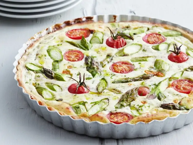 Ricotta-Tarte mit grünem Spargel und Tomaten