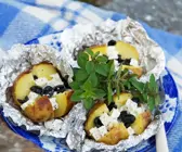 Folienkartoffeln mit schwarzen Oliven und Feta