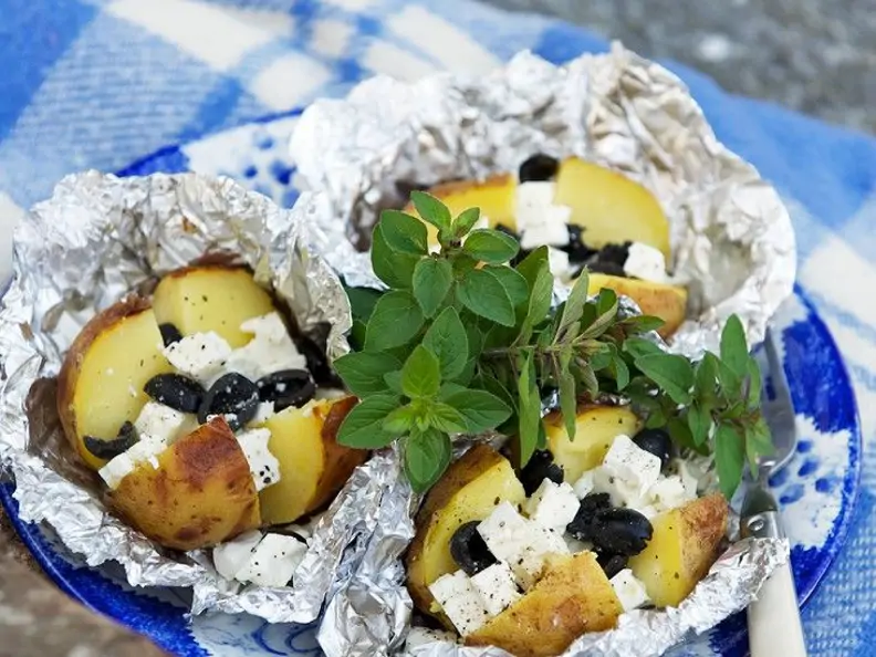 Folienkartoffeln mit schwarzen Oliven und Feta