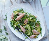 Grüner Spargelsalat mit Avocado und Fisch