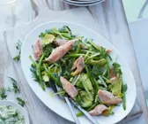 Grüner Spargelsalat mit Avocado und Fisch