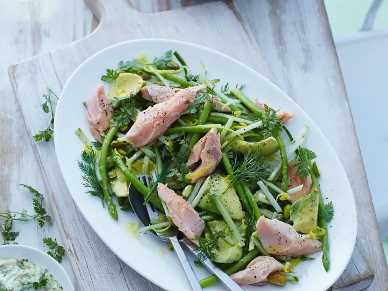 Grüner Spargelsalat mit Avocado und Fisch