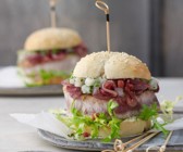 Burger mit Thunfischsteak und Chutney