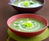Cremesuppe aus grünem Gemüse