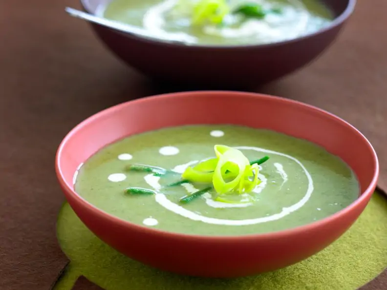 Cremesuppe aus grünem Gemüse