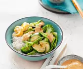 Gemüse mit Reis und Erdnusscremesauce