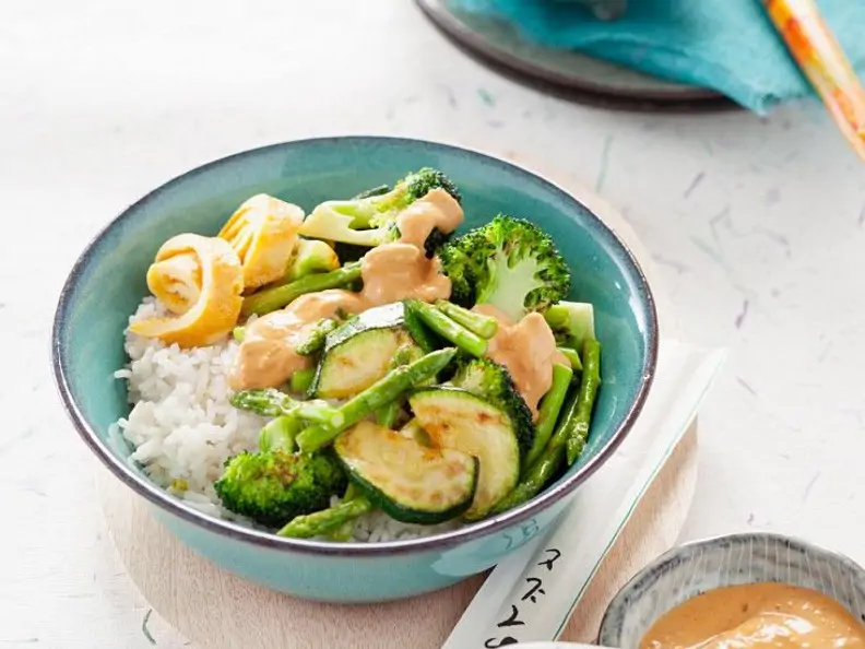 Gemüse mit Reis und Erdnusscremesauce