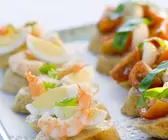 Häppchen mit Ei und Garnele