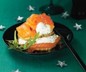 Linsenpuffer mit Lachs und Joghurtnocke