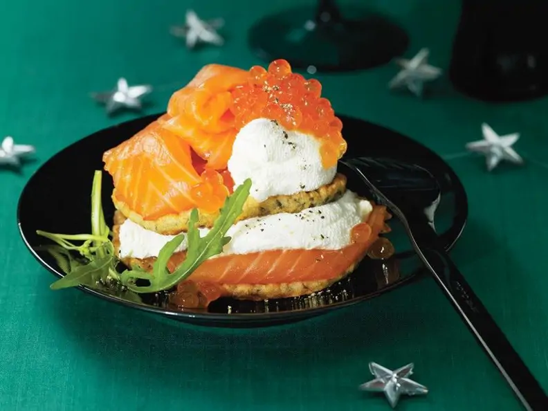 Linsenpuffer mit Lachs und Joghurtnocke