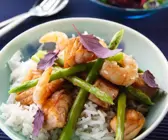 Lachs mit Garnelen und Spargel aus dem Wok