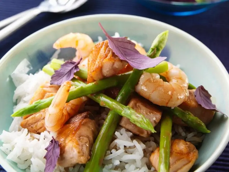 Lachs mit Garnelen und Spargel aus dem Wok