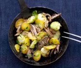 Kartoffel-Rosenkohlpfanne mit Gänsefleisch