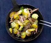 Kartoffel-Rosenkohlpfanne mit Gänsefleisch