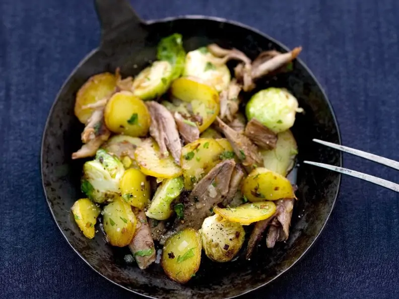 Kartoffel-Rosenkohlpfanne mit Gänsefleisch