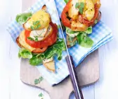 Überbackene Tomaten-Hähnchenbrusttürmchen auf Toast