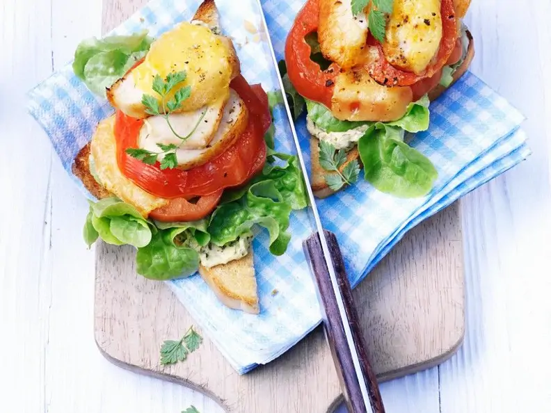 Überbackene Tomaten-Hähnchenbrusttürmchen auf Toast