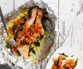 Lachsfilet aus der Folie mit Gemüse