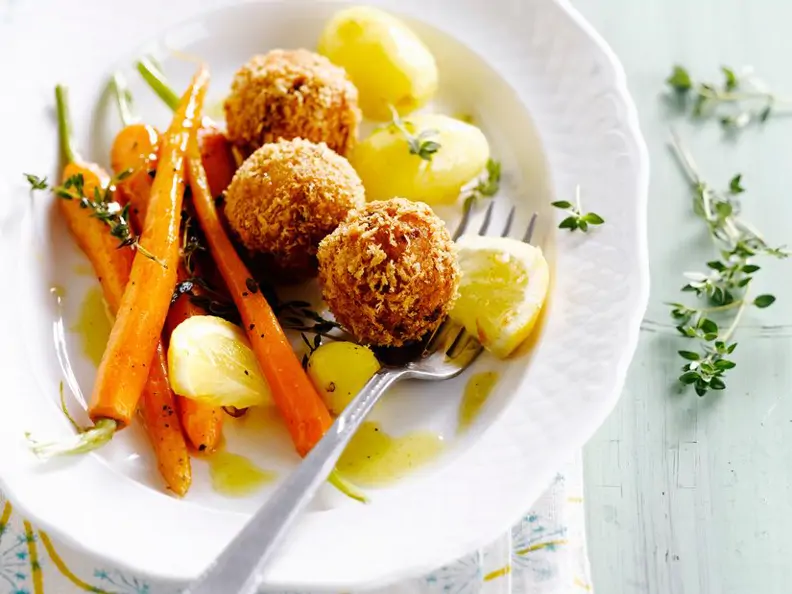 Kroketten aus Krabbenfleisch mit Möhrengemüse