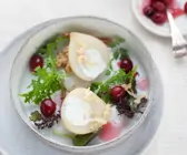 Pochierte Birnen mit Käsecreme auf Salat